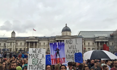 Mii de oameni au mers mai întâi în Trafalgar Square jpeg