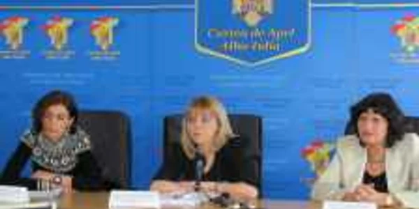 Reprezentanţii CSM Cristina Lăbuş şi Alina Ghica, împreună cu preşedintele Curţii de Apel, Adriana Petraşcu