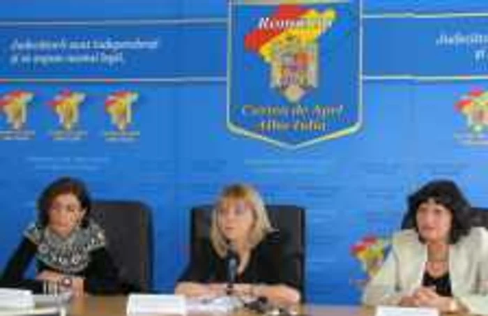 Reprezentanţii CSM Cristina Lăbuş şi Alina Ghica, împreună cu preşedintele Curţii de Apel, Adriana Petraşcu