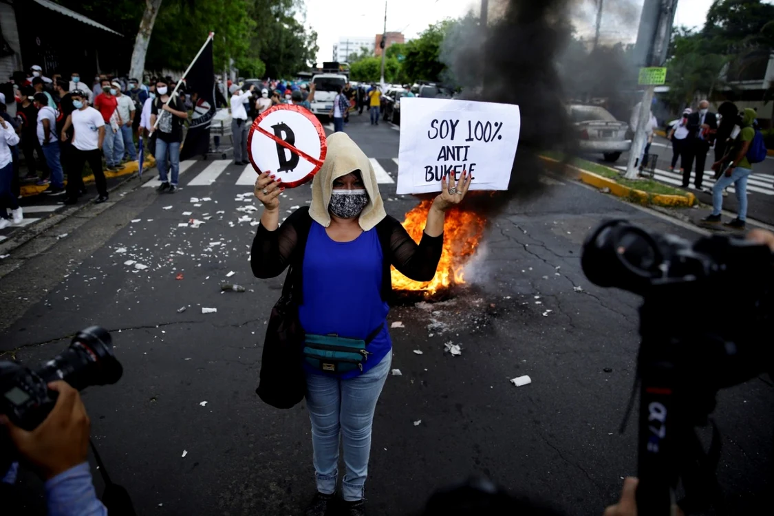 Proteste în El Salvador faţă de adoptarea Bitcoin FOTO EPA-EFE