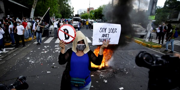Proteste în El Salvador faţă de adoptarea Bitcoin FOTO EPA-EFE