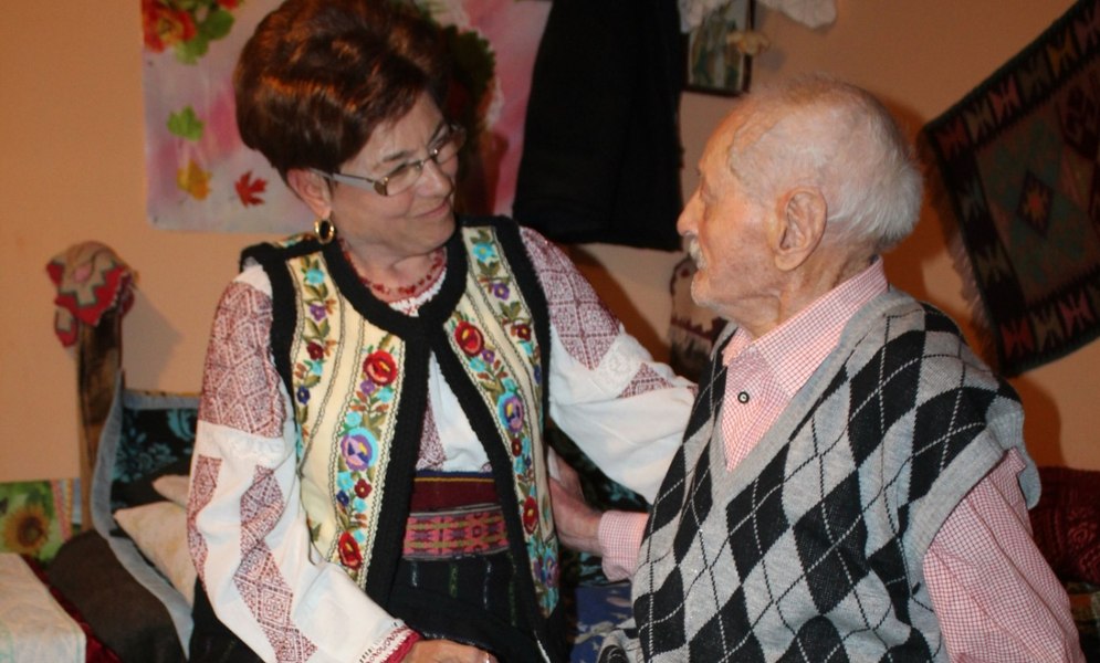 Secretele longevității dezvăluite de centenarii din nordul Moldovei. Ce rol au țuica sau vinul în această ecuație