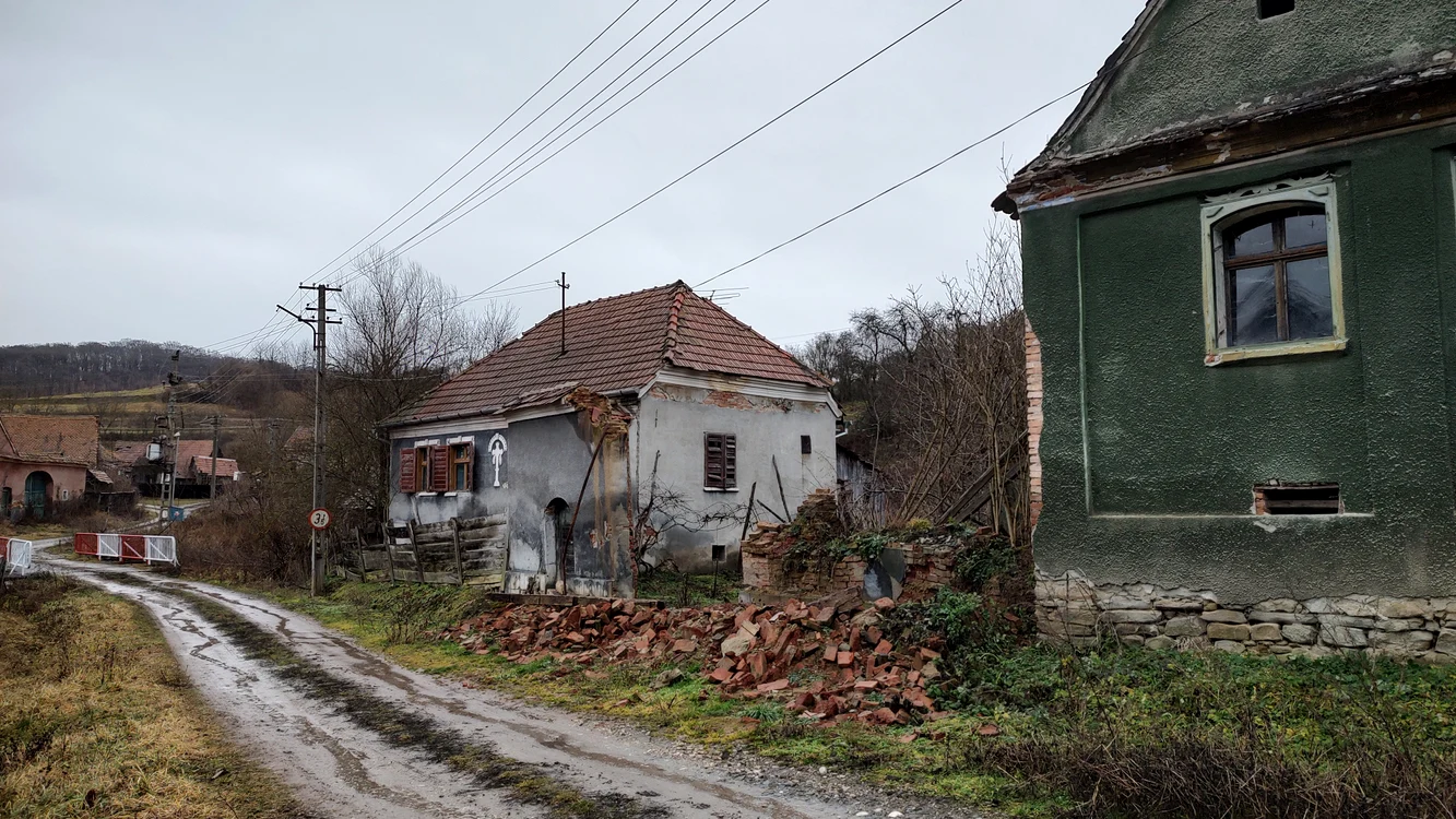Case care se dărâmă în centrul satului Făget FOTO Adevărul