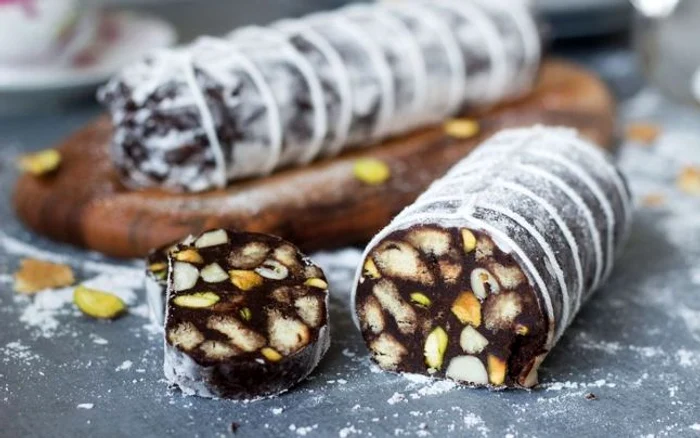 Salamul de biscuiţi este una dintre variantele delicioase de a prepara ceva rapid şi gustos în Postul CrăciunuluiFOTO: adevarul.ro