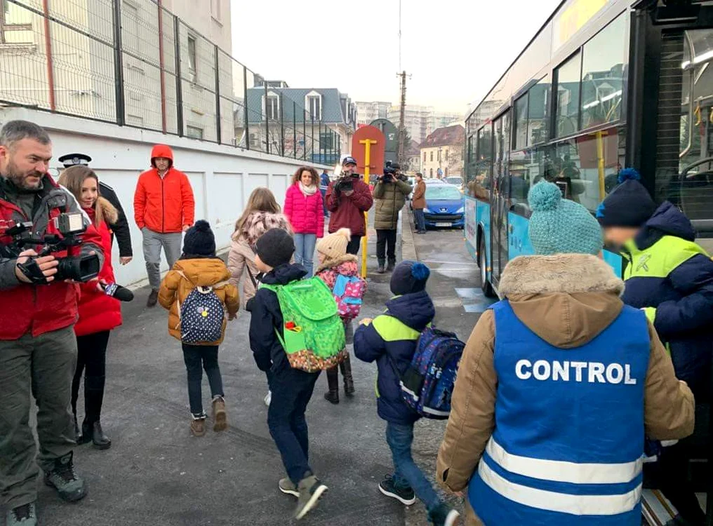 Elevii de la  Școala Gimnazială „Pia Brătianu” au ajuns cu autobuzul special la cursuri
