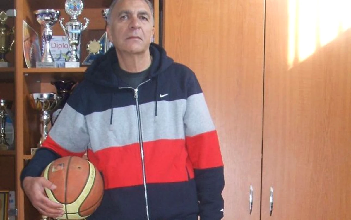De 33 de ani, profesorul Ionel Ambrozie slujeşte sportul. 