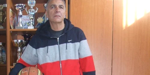 De 33 de ani, profesorul Ionel Ambrozie slujeşte sportul. 