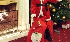 Vedeta s a îmbrăcat în costum de Moş Crăciun şi a recitat poezii jpeg