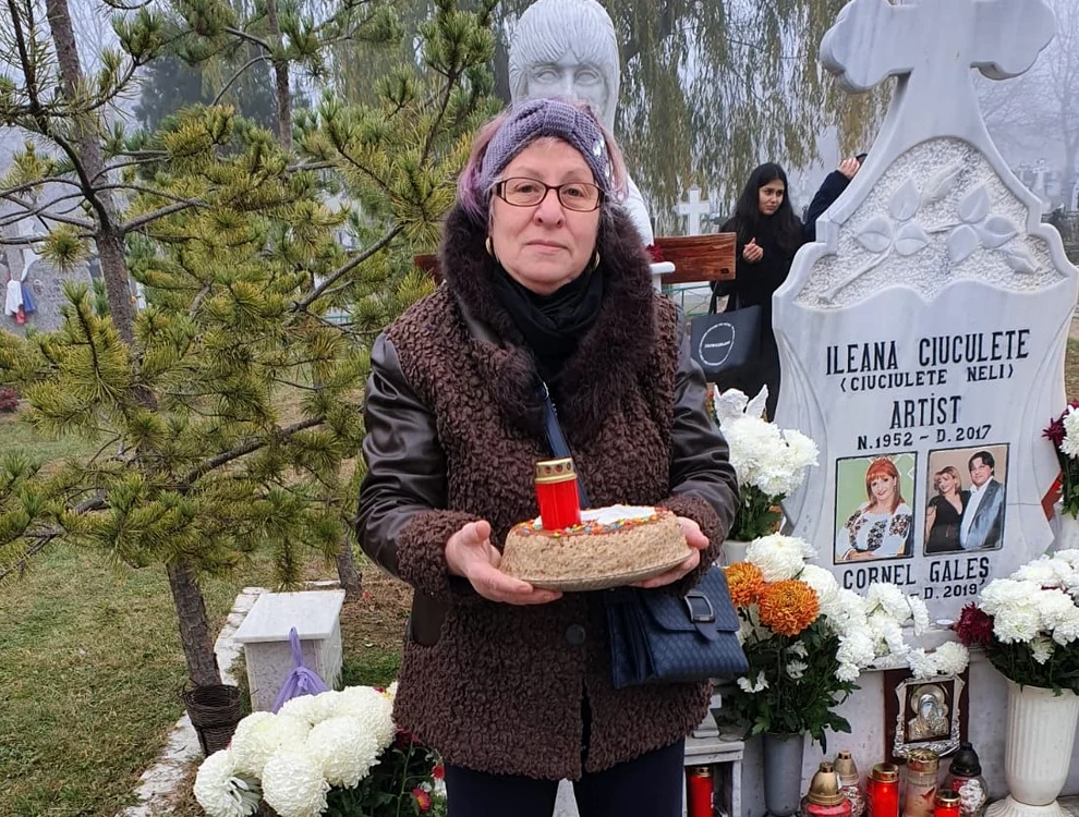 
    Tânăra brunetă de lângă doamna Belu este Sasha, fiica Vivianeifoto: Click!  