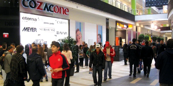 Zeci de arădeni s-au plimbat ieri prin noul mall, în timp ce se parafa vânzarea acestuia