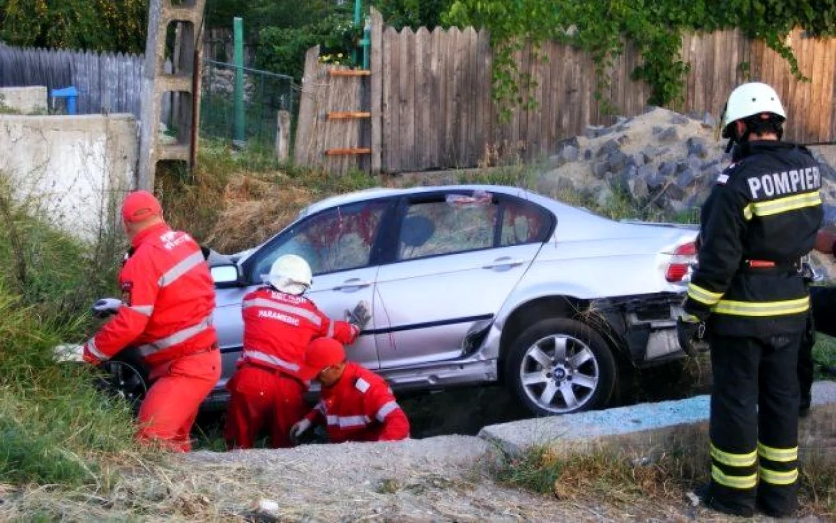 Maşina a ajuns într-un şanţ de pe marginea drumului Foto: arhivă Adevărul
