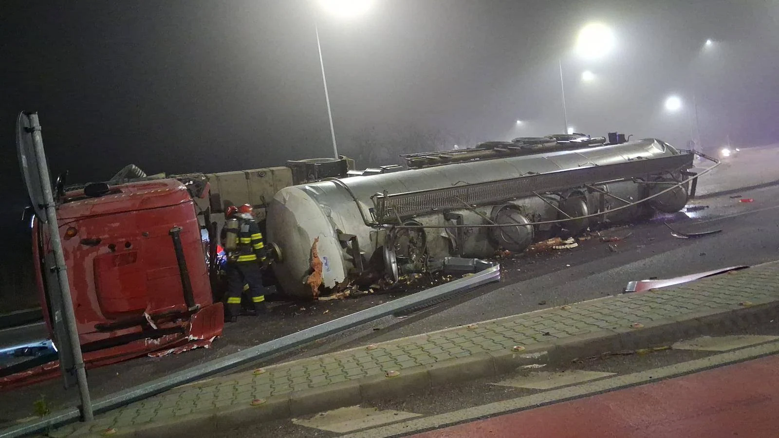 Cisternă încărcată cu amoniac răsturnată pe DN 5, între Bucureşti şi Giurgiu. A fost activat planul de intervenţie chimică