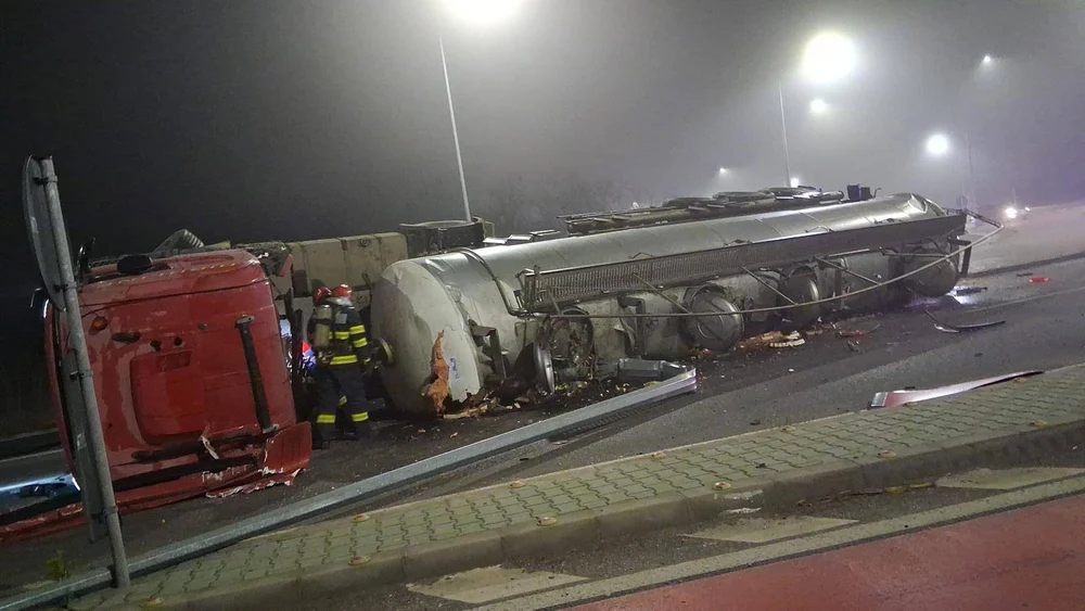 Cisternă încărcată cu amoniac răsturnată pe DN 5, între Bucureşti şi Giurgiu. A fost activat planul de intervenţie chimică