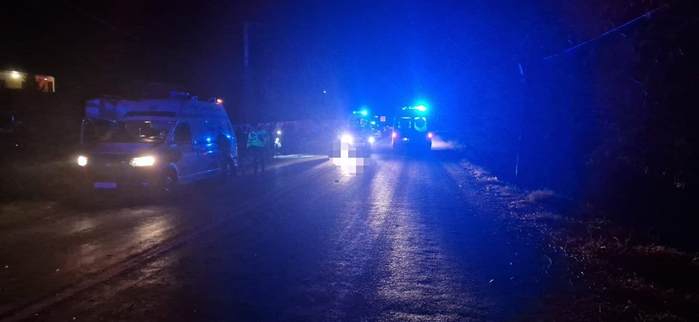 O ambulanță care transporta un pacient a lovit mortal un pieton în Vrancea