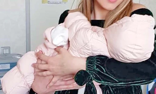 Andreea e topită  după micuță jpeg