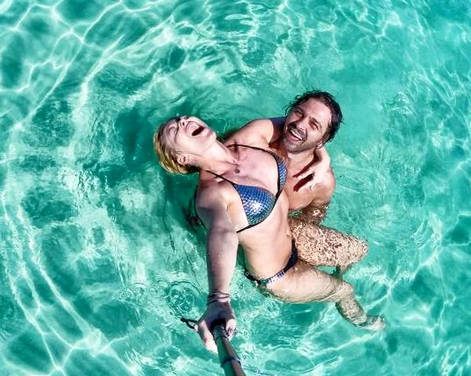 
    Solista s-a bălăcit în piscină şi a publicat pozele pe o reţea de socializare Foto: arhiva personală  