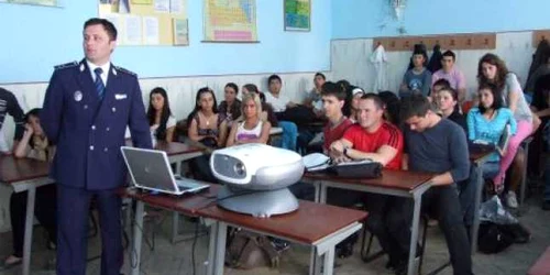 Poliţiştii se întâlnesc cu minorii din Neamţ pentru a-i învăţa cum să se ferească de abuzuri