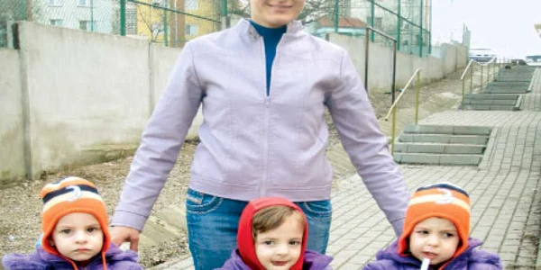 Luana, Andrada şi Alesia, alături de mama lor  