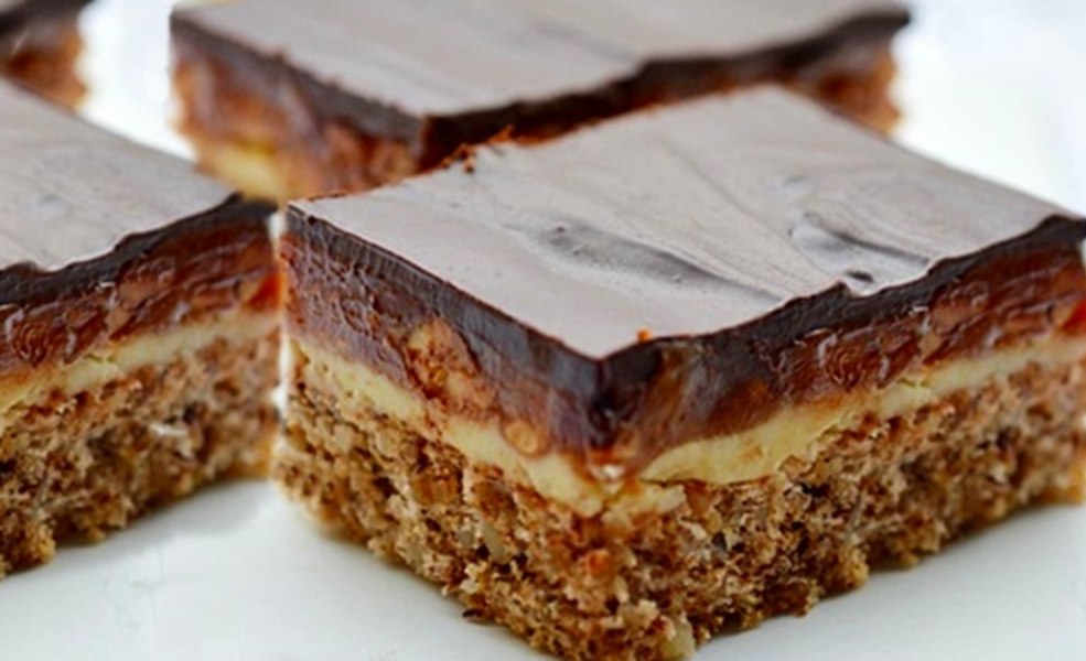 Cum prepari Prăjitura Snickers. Rețeta în patru pași care garantează un desert delicios