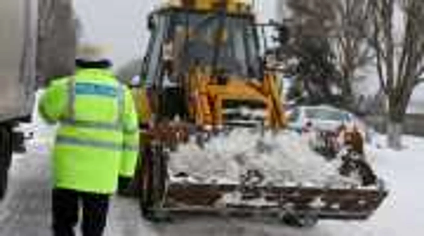 Echipajele de deszăpezire au găsit cadavrul în zăpadă, pe marginea drumului
