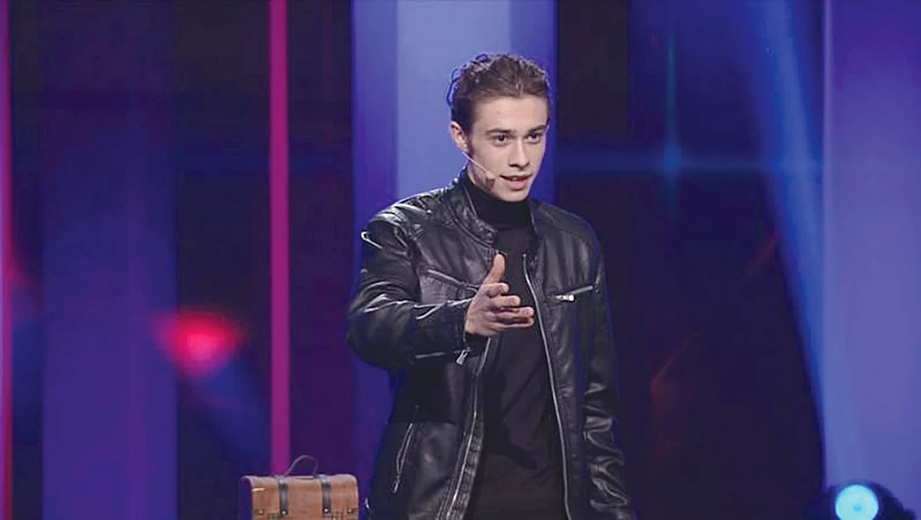 Iubitul ei, Darisian,  e actor și magician