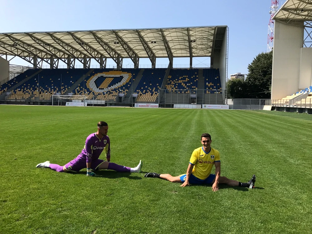 
    Campionul la gimnastică Marian Drăgulescu și-a încercat abilitățile și la fotbal  