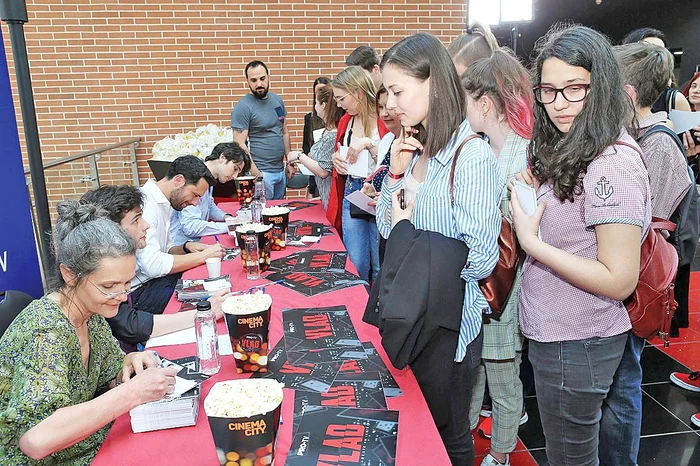 Fanii au stat la rând, pentru autografe