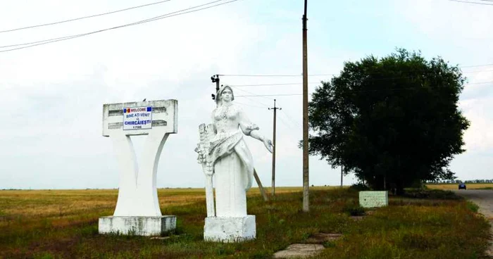 Monumentul de la intrarea în sat a fost instalat încă pe vremea URSS