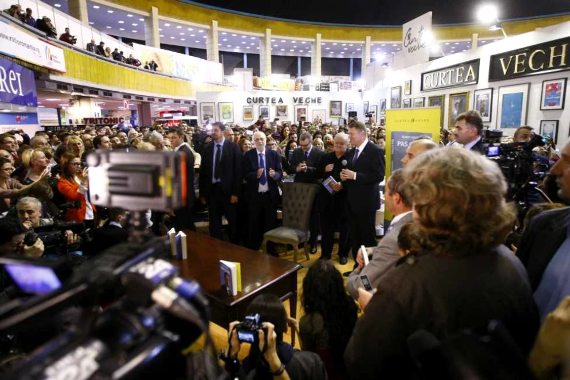 Lansare de carte Klaus Iohannis la Gaudeamus FOTO David Muntean
