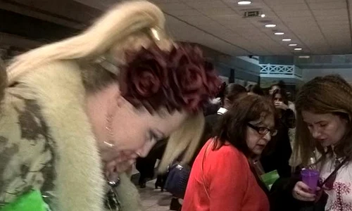 Oana Lis a reuşit să spargă mai multe pahare de şampanie  jpeg