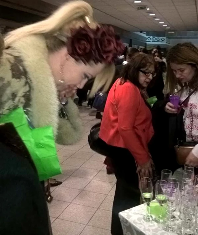 Oana Lis a reuşit să spargă mai multe pahare de şampanie