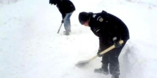 Locuitorii au ieșit în stradă să deszăpezească străzile