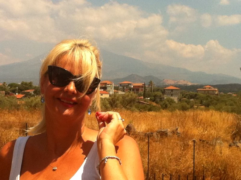 Iuliana Marciuc a privit cu interes vulcanul Etna din Sicilia