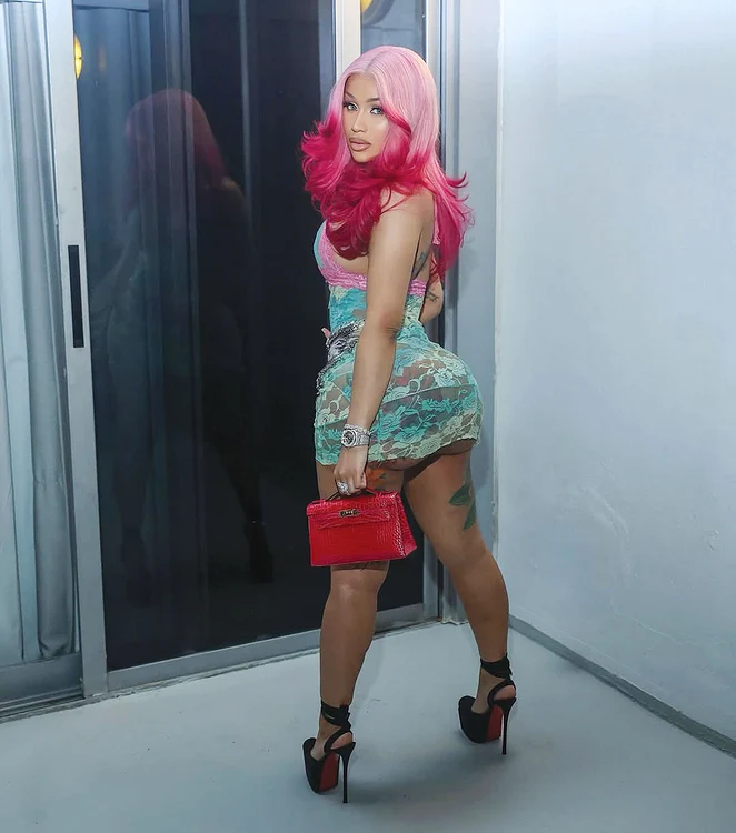 Cardi B a dezvăluit că şi-a eliminat siliconul din posterior. SURSĂ FOTO: INSTAGRAM