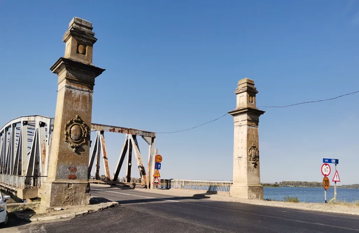 Autoritățile promit de peste 10 ani repararea podului FOTO: A.M.
