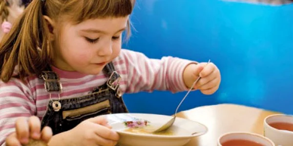 Copiii erau hrăniți cu alimente interzise pentru vârsta lor