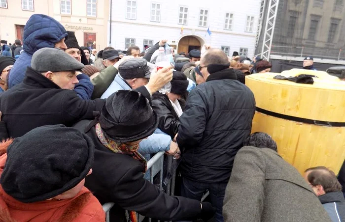 Sibienii s-au inghesuit sa ia agheasma - Fotografii Ramona Găină