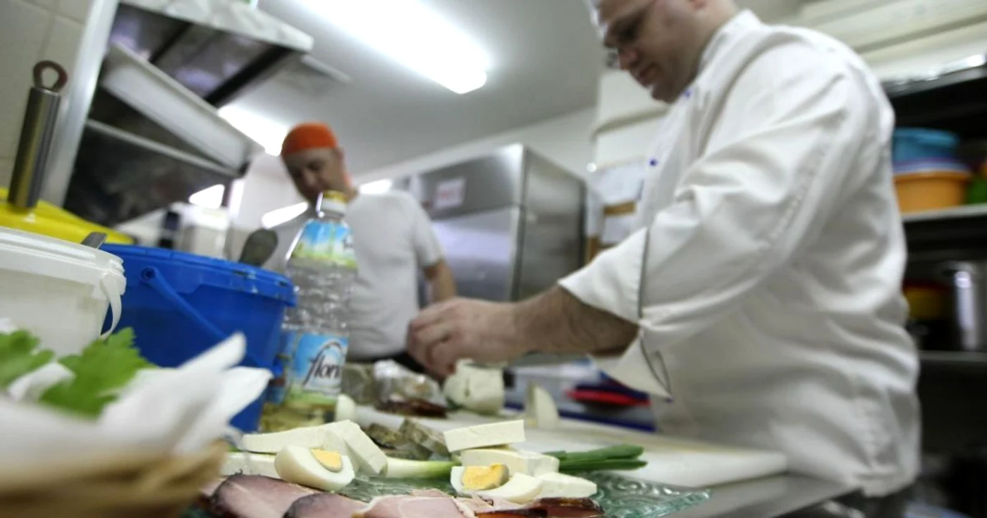 Cele mai bune restaurante din Iaşi. Bucătari la muncă FOTO Adevărul