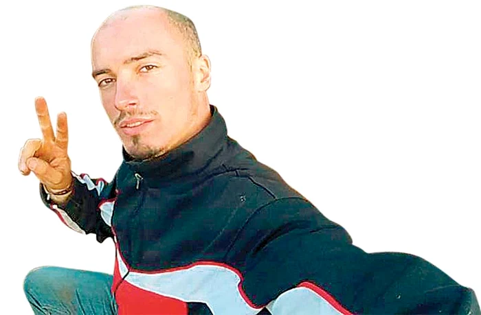 
    Flaviu merge pe sârmă  la înălţimi ameţitoare (fotografii: facebook)  