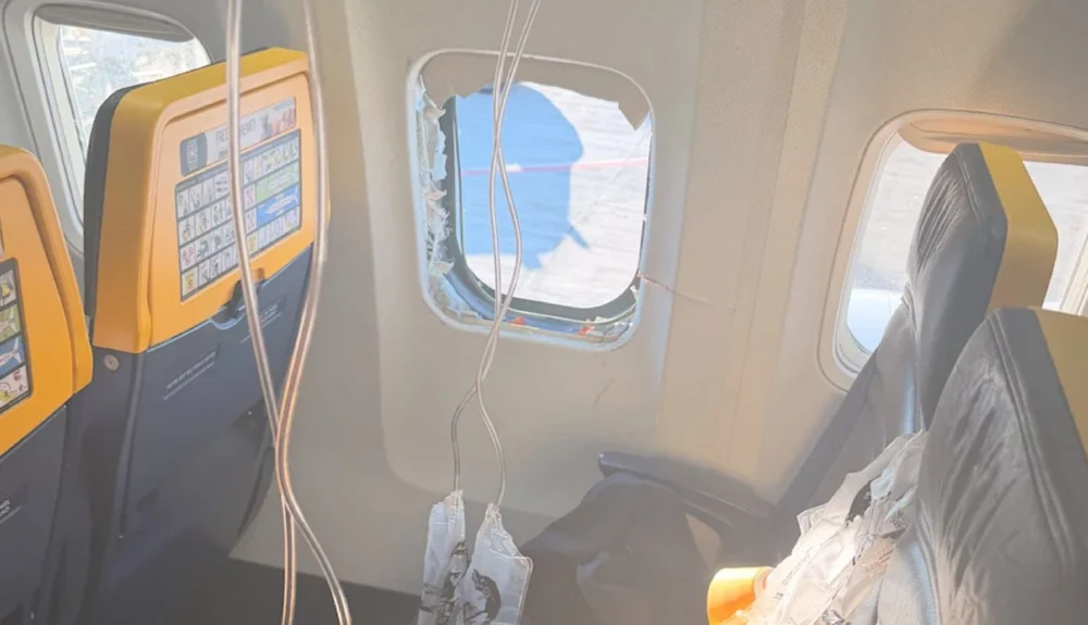 Primele declarații ale Ryanair după ce un pasager a fost parțial aspirat printr-un geam spart. Ce spune despre despăgubiri