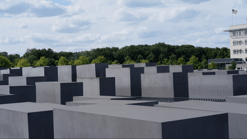  O mașină a intrat în Memorialul Holocaustului din Berlin. Cine sunt suspecții FOTO