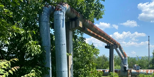Conducta de termoficare de pe care un vâlcean a ameninţat că se va arunca Foto DMS