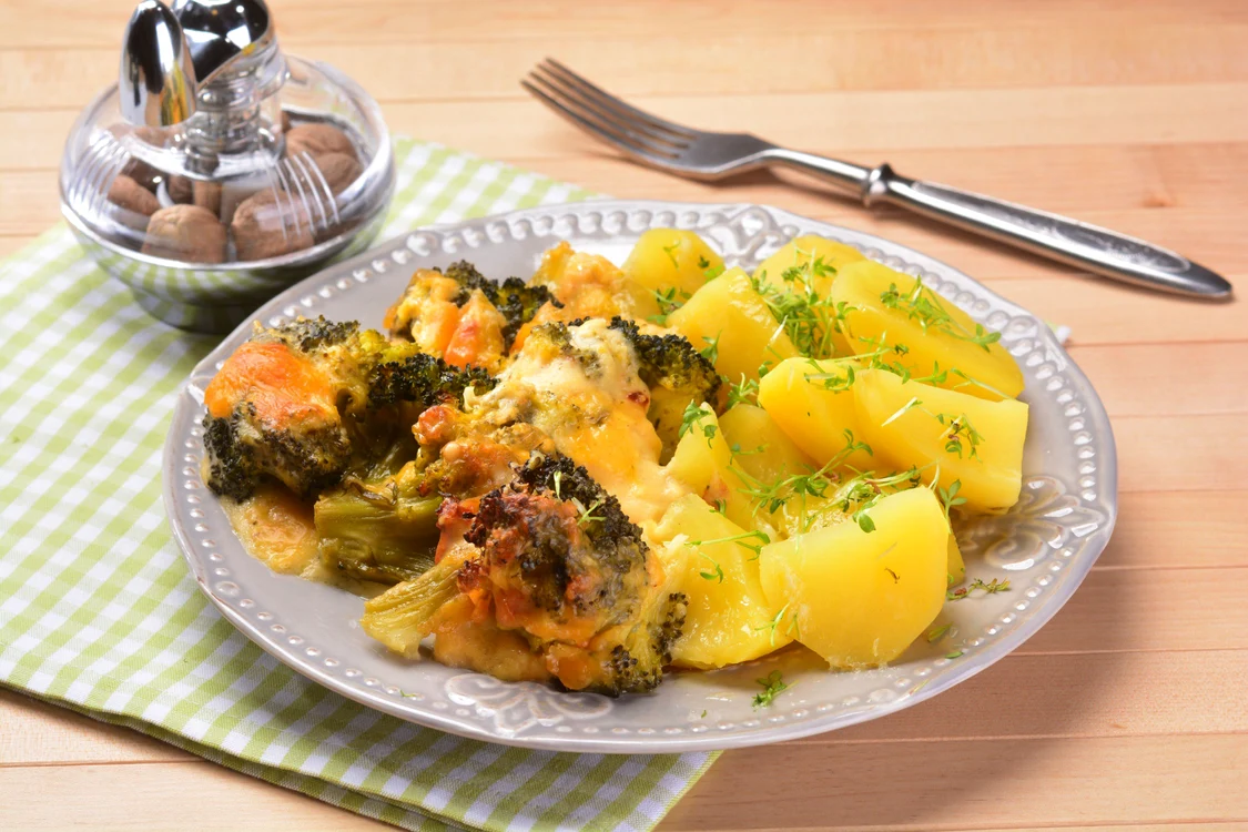 
    Broccoli gratinat cu cartofi natur  