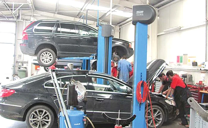 Reprezentanţii service-ului au realizat reparaţiile, iar în documentele întocmite clientului se consemna că piesele folosite sunt produse noi, originale