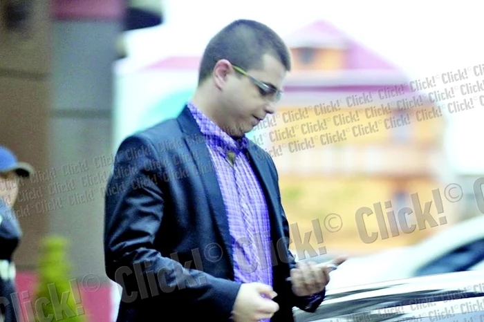 Chiar dacă afară  e foarte cald, Honorius  şi-a astupat rotunjimile  cu un sacou