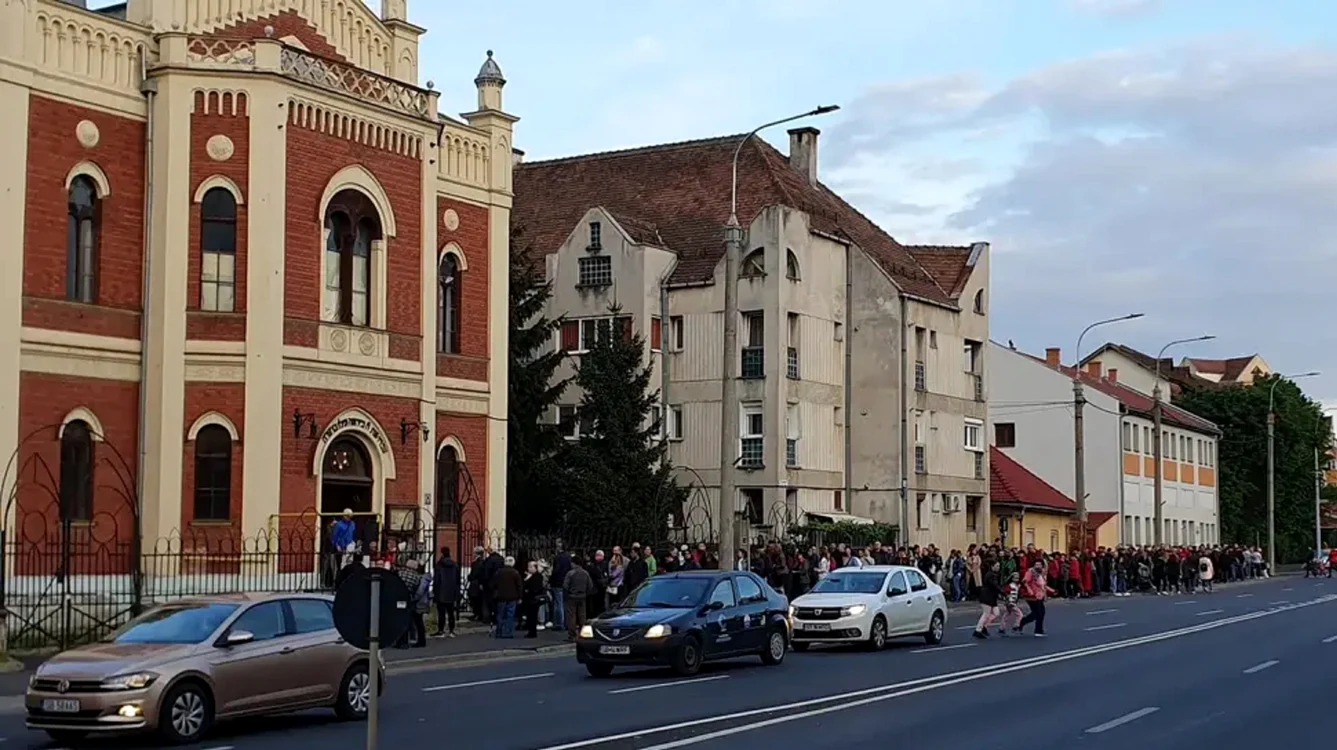 Cozile imense de Noaptea Muzeelor la Sinagoga Mare din Sibiu Foto oradesebiu ro jpg