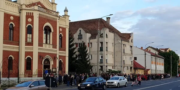 Cozile imense de Noaptea Muzeelor la Sinagoga Mare din Sibiu Foto oradesebiu ro jpg