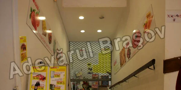 Magazinul SPAR a fost închis, din cauza mirosului insuportabil. FOTO: Bogdan Crăciun