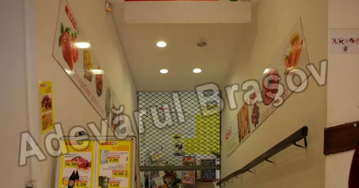 Magazinul SPAR a fost închis, din cauza mirosului insuportabil. FOTO: Bogdan Crăciun