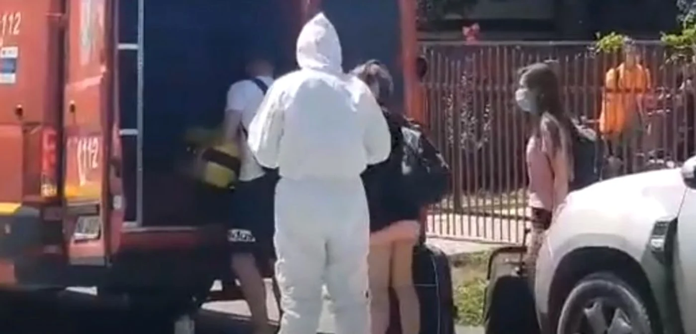 Tinerii suspecţi de COVID-19 sunt transportaţi la Vaslui captură video